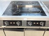 plaque de cuisson en acier inoxydable à quatre feux dans une cuisine professionnelle