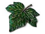 broche en forme de feuille verte, avec de l'argent et de l'émail vert