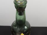 deux vases posés sur une table noire