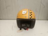 casque de moto jaune et noir posé sur une surface blanche