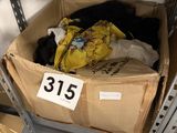 une boîte de vêtements posée sur une étagère dans un magasin