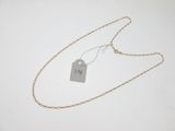 gros plan d'un collier auquel est attachée une étiquette