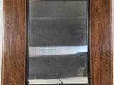 la photo d'un miroir accroché au mur