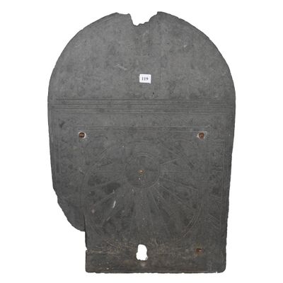 une vieille porte métallique percée d'un trou