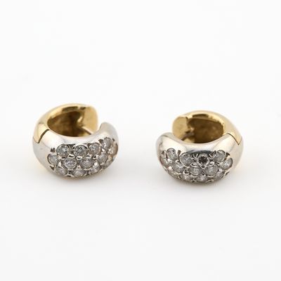 une paire de boucles d'oreilles en or et diamants