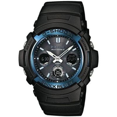 un gros plan d'une montre noire et bleue sur fond blanc