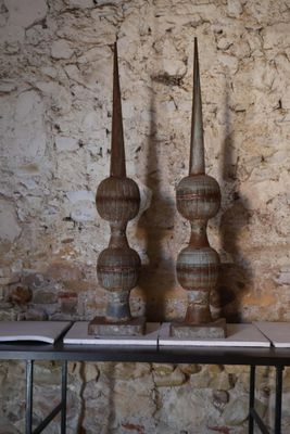 trois vases posés sur une table devant un mur de briques
