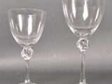deux verres à vin vides posés l'un à côté de l'autre sur une table