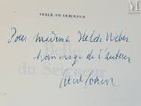 un gros plan d'un morceau de papier sur lequel on a écrit