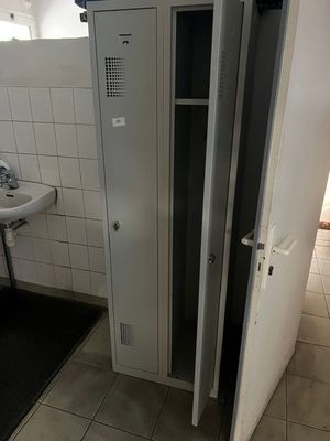 une salle de bain avec toilettes et lavabo