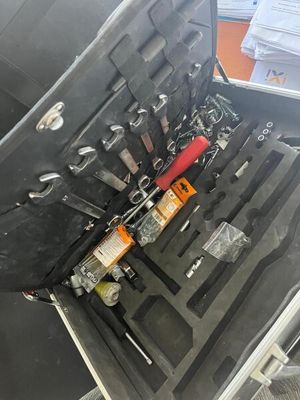 une mallette contenant tout un tas d'outils