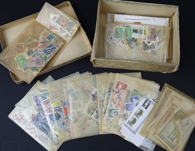 beaucoup de timbres dans une boîte posée sur la table