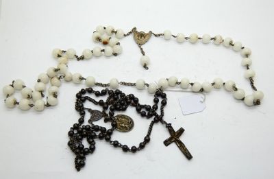 Lot de deux chapelets (un accidenté: croix manquante).