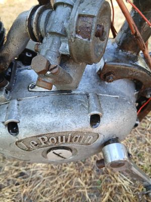 un gros plan d'un moteur de moto posé au sol