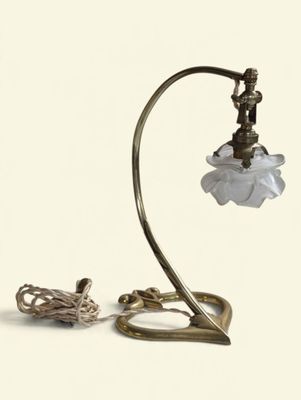 une lampe posée sur une table à côté d'une corde