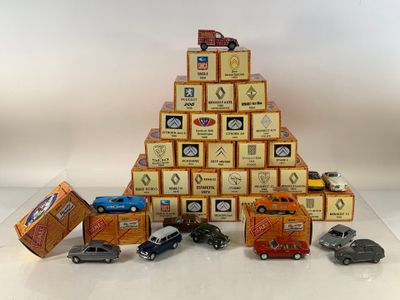 Plusieurs petites voitures sont empilées les unes sur les autres devant une pyramide