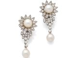 une paire de boucles d'oreilles en perles et diamants