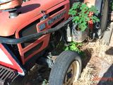 un tracteur garé dans la cour avec un semoir