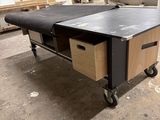 une table placée au milieu d'une pièce