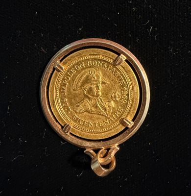 l'image d'une pièce d'or sur une surface noire
