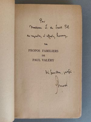 un livre ouvert avec une écriture dessus, posé sur une table