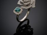 un gros plan d'une bague en argent sertie d'une pierre verte