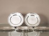 trois assiettes en argent posées les unes à côté des autres sur une table