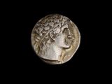 gros plan d'une pièce de monnaie sur laquelle figure un visage de femme