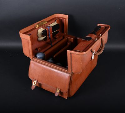 une valise marron munie d'une poignée et d'une autre poignée
