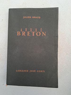 Le livre est posé sur une surface blanche et a une couverture noire.