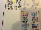un livre ouvert avec des timbres, posé sur une table