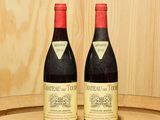 deux bouteilles de vin posées sur un tonneau