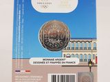 the back of a coin with a picture of a building in the background