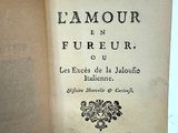 un livre sur lequel est inscrit en noir, posé sur une table