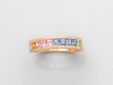 une bague en or jaune sertie de saphirs multicolores et de diamants