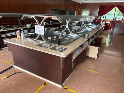 une longue table de buffet sur laquelle sont disposés de nombreux plats