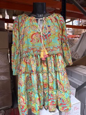 une photo d'une robe sur un mannequin dans un entrepôt