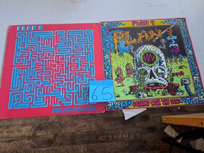 deux livres posés sur une table