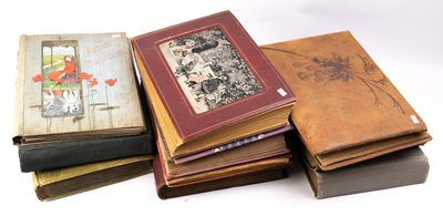 de nombreux livres empilés les uns sur les autres sur une surface blanche