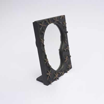 cadre rectangulaire noir orné d'étoiles de mer sur fond blanc