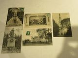 plusieurs anciennes cartes postales représentant un bâtiment et une horloge posée sur une table