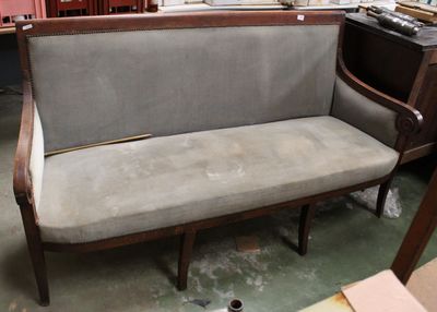 Salon d'époque Louis-Philippe composé d'un canapé (accidents…