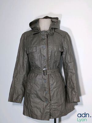 une image d'un manteau de femme sur un support de mannequin