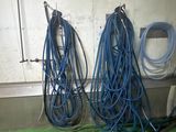 un tas de tuyaux bleus accrochés à un mur