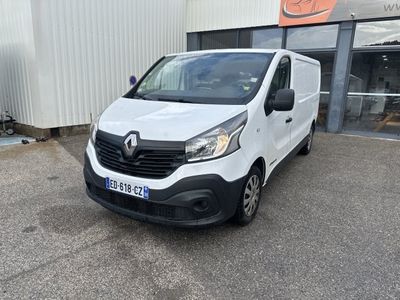 une camionnette blanche garée devant un bâtiment