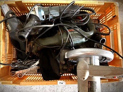 un panier rempli d'appareils électriques de toutes sortes