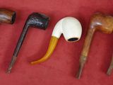 plusieurs types de pipes alignées sur un support rouge