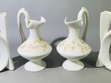trois vases blancs posés les uns à côté des autres sur une table
