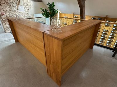 un comptoir en bois sur lequel sont posés des verres à vin