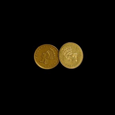 deux pièces d'or sur fond noir